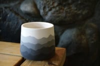 فازة ديكور إسمنتية بتدرجات رمادية