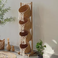 رف منظم أنيق متعدد المستويات مع سلال منسوجة