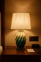 مصباح طاولة سيراميكي بتدرجات الأزرق وتصميم مموج