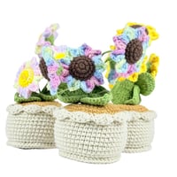 زهور كروشيه ملونة في أصيص يدوي