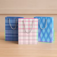 أكياس هدايا ورقية بنقش مربعات وألماسي