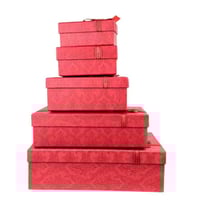 علب هدايا فاخرة بتصميم أنيق على شكل مستطيل مزينة ب...