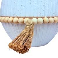 فازة خزف بوهيمية مع خرز خشبي وزينة شرابة