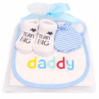 طقم هدايا مولود حديث الولادة مع مريلة وشرابات وقبع...