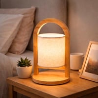 مصباح طاولة خشبي بإضاءة دافئة وتصميم عصري