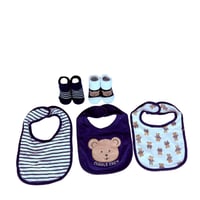 طقم مريلة وجوارب للرضّع – 3 مرايل + زوجين من الجوا...