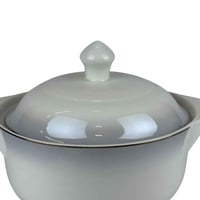 قدر بورسلان بغطاء أنيق