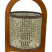 مصباح طاولة بتصميم خشبي وقاعدة من الخيزران