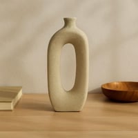 مزهرية ديكور خزفية بتصميم بيضاوي مفرغ