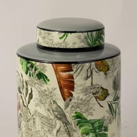 فازة سيراميك بغطاء بلمسة فخمة