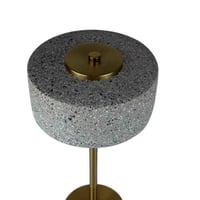 مصباح طاولة ذهبي بظل عصري