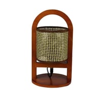 مصباح طاولة بتصميم خشبي وقاعدة من الخيزران