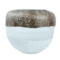 مزهرية سيراميك بتدرجات البني والأبيض