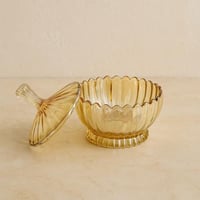 علبة تقديم زجاجية بغطاء – تصميم كلاسيكي مموج