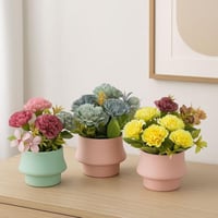 مجموعة زهور صناعية بتصميم واقعي، مرتّبة داخل فازة...