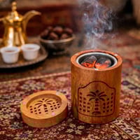 مبخرة خشبية اسطوانية بنقش نخلة مع غطاء مزخرف ووعاء...