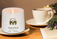 شموع معطرة في أوعية زجاجية