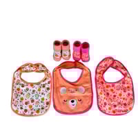 طقم مريلة وجوارب للرضّع – 3 مرايل + زوجين من الجوا...