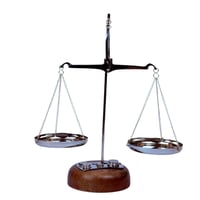 ميزان العدالة المكتبي – قاعدة خشبية فاخرة