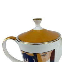 إبريق بورسلان فاخر بنقشة فنية