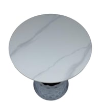 طاولة قهوة دائرية بسطح أبيض وقاعدة كروم عصرية