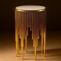 طاولة جانبية معدنية بتصميم فاخر ولمسة عصرية