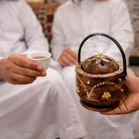 مبخرة خشبية فاخرة بغطاء قبة ومقبض معدني بتصميم ترا...