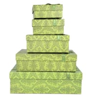 علب هدايا فاخرة بتصميم أنيق على شكل مستطيل مزينة ب...