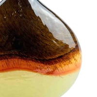 لمسة فنية دافئة لمنزلك مع هذه المزهرية الانيقة