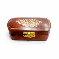 علبة حفظ خشبية مزخرفة بتصميم تراثي