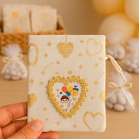 أكياس توزيعات قماش مزينة بإطار قلب ذهبي – 12 حبة