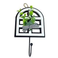 علاّقة حائط خشبية بتصميم نافذة مع خطاف معدني أنيق