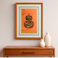 لوحة جدارية بإطار خشبي بنقوش نباتية