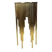 طاولة جانبية معدنية بتصميم فاخر ولمسة عصرية