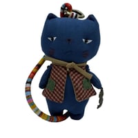 مية قماشية قط أزرق بلباس يدوي