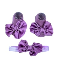 طقم شرابات وربطة شعر أطفال بفيونكة ساتان
