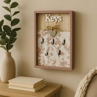 لوحة مفاتيح خشبية بتصميم زخرفي