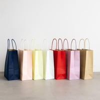 أكياس تسوق ورقية ملونة بمقابض ملتوية