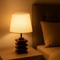 مصباح طاولة بتصميم عصري بقاعدة خشبية هندسية وغطاء...