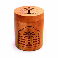 مبخرة خشبية اسطوانية بنقش نخلة مع غطاء مزخرف ووعاء...