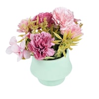 مجموعة زهور صناعية بتصميم واقعي، مرتّبة داخل فازة...