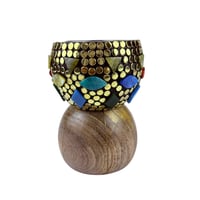 مبخرة تراثية مزخرفة بالأحجار الملونة