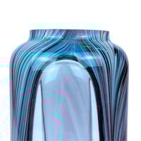 مزهرية زجاجية عصرية بخطوط تركوازية