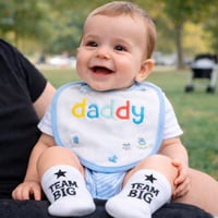 طقم هدايا مولود حديث الولادة مع مريلة وشرابات وقبع...