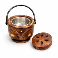 مبخرة خشبية فاخرة بغطاء قبة ومقبض معدني بتصميم ترا...