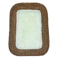 سجادة ديكور بفرو ناعم وإطار خوص طبيعي