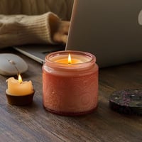 شمع مصنوع من الزجاج الوردي المزخرف بتصميم أنيق وجذ...