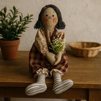 دمية قماشية ديكورية بباقة زهور