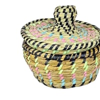 سلة خوص بغطاء مزخرف