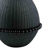 مزهرية ديكور سيراميكية سوداء بتفاصيل خرزية